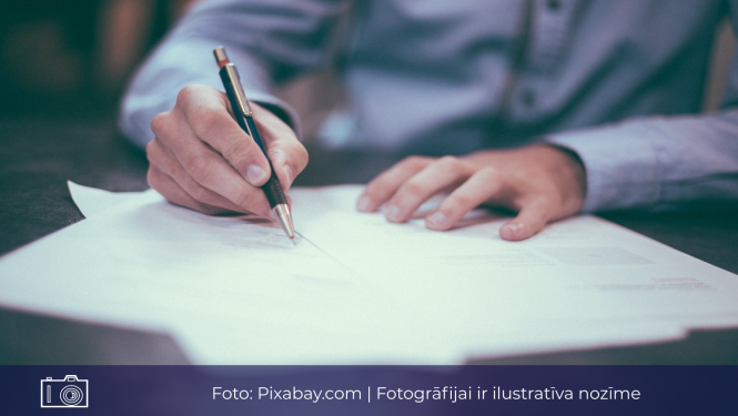 Ilustratīvs attēls ar cilvēku kurš paraksta dokumentus