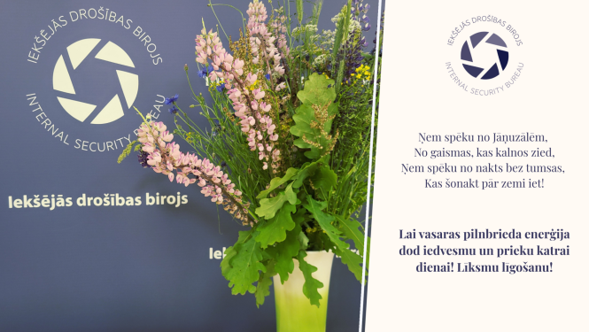 Iekšējās drošības birojs sveic Jāņos. Apsveikums ar pļavas ziediem vāzē, fonā Iekšejās drošības biroja logo.