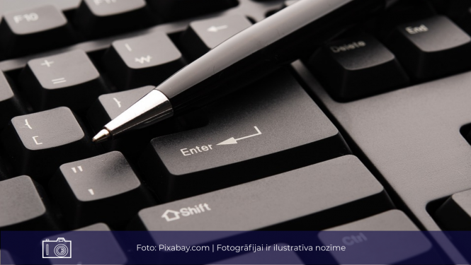 Ilustratīvs attēls ar tastatūru un pildspalvu