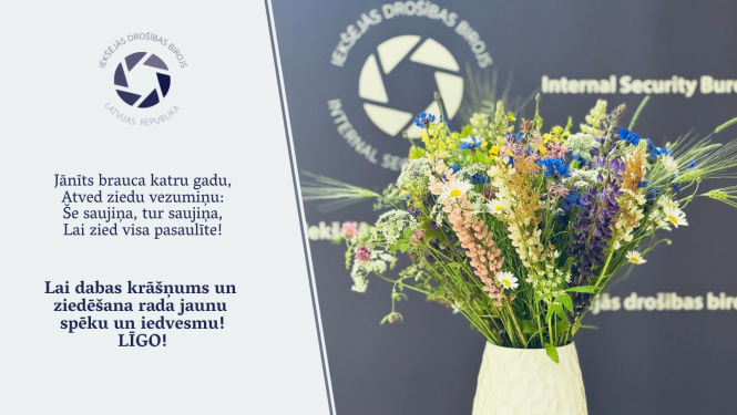 Apsveikums ar attēlu, kurā redzama ziedu vāze, taja iekšā krāšņi pļavas ziedi.