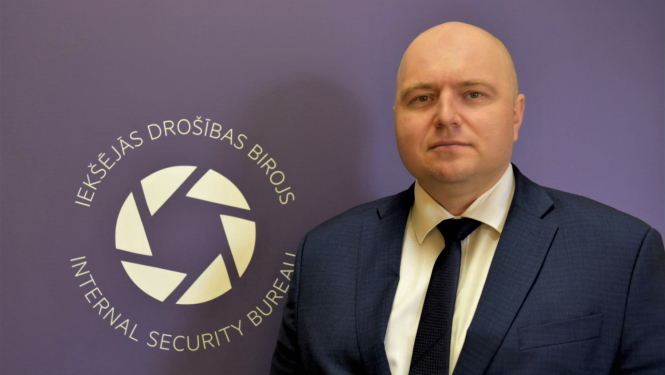Igors Jaunrodziņš, fonā Iekšejās drošības biroja logo