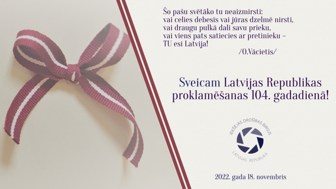 Apsveikums ar Latvijas karoga lentīti, kas sasieta bantītē. 