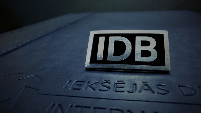 Attēls ar uzrakstu IDB