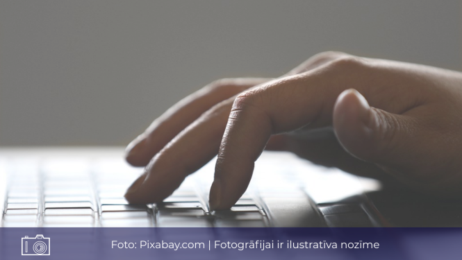 Attēls ar datora klaviatūru un roku