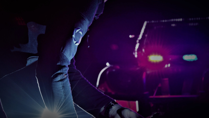 Attēls ar cilvēku un automašīnu