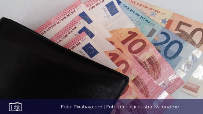 Ilustratīvs attēls ar naudas maku un eiro banknotēm