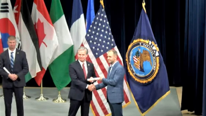 IDB amatpersona saņem diplomu 