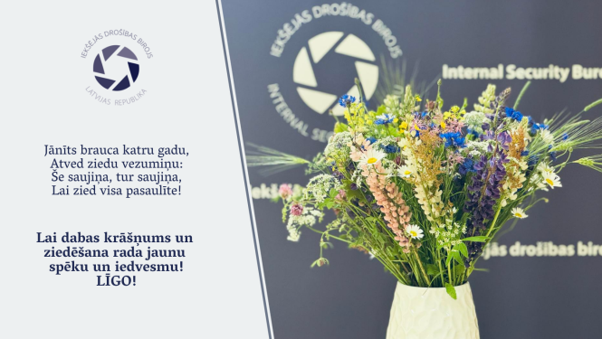 Apsveikums ar attēlu, kurā redzama ziedu vāze, taja iekšā krāšņi pļavas ziedi.