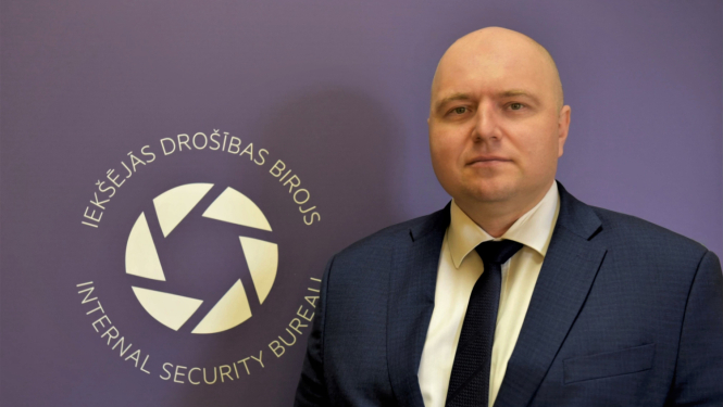 Igors Jaunrodziņš, fonā Iekšejās drošības biroja logo