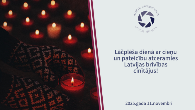 Attēls ar dūraiņiem Latvju rakstos, kas uzvilkti rokās. Rokās tiek turēta svecīte, kas tiek nolikta līdzās citām svecēm. 