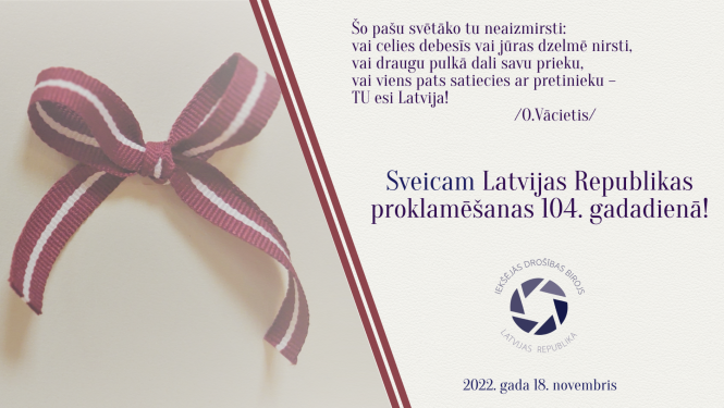 Apsveikums ar Latvijas karoga lentīti, kas sasieta bantītē. 