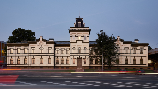 Fotogrāfija ar Iekšējās drošības biroja ēku 