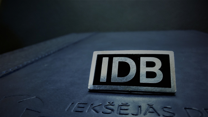 Attēls ar uzrakstu IDB