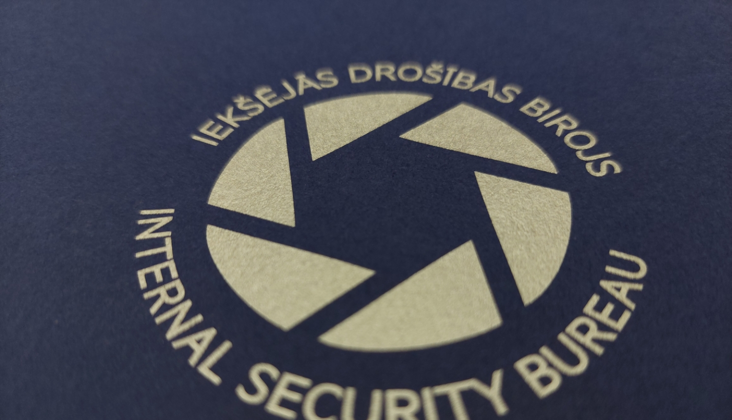 Attēls ar Iekšējās drošības biroja logo