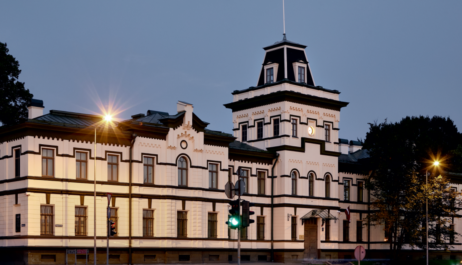 Foto ar Iekšējās drošības biroja ēku