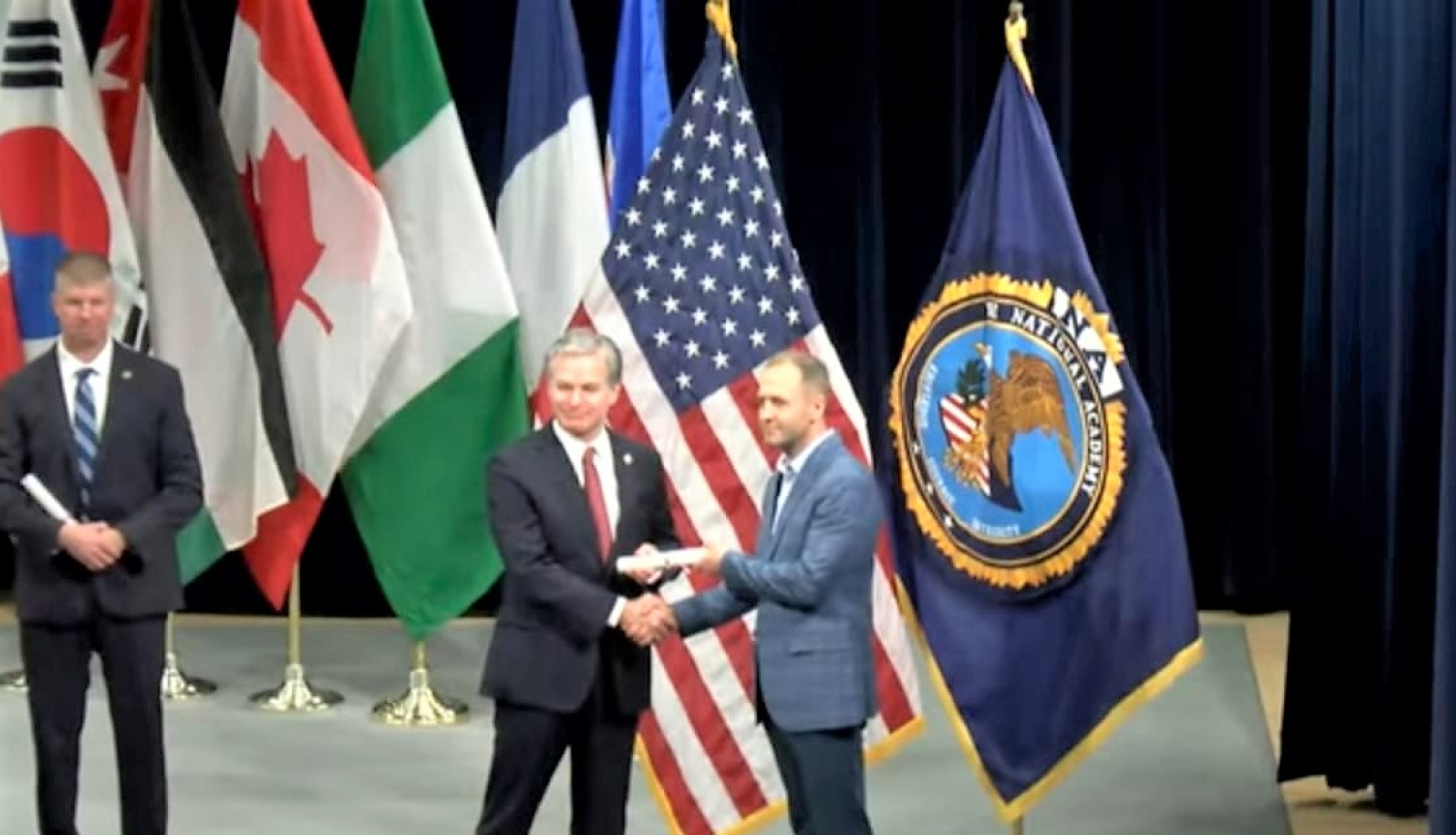 IDB amatpersona saņem diplomu 