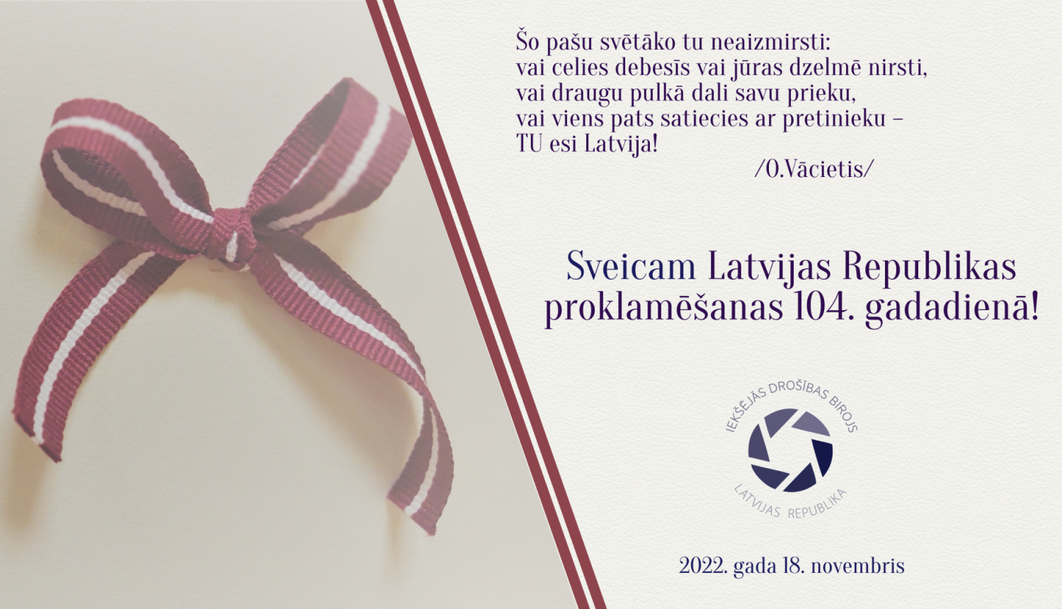 Apsveikums ar Latvijas karoga lentīti, kas sasieta bantītē. 