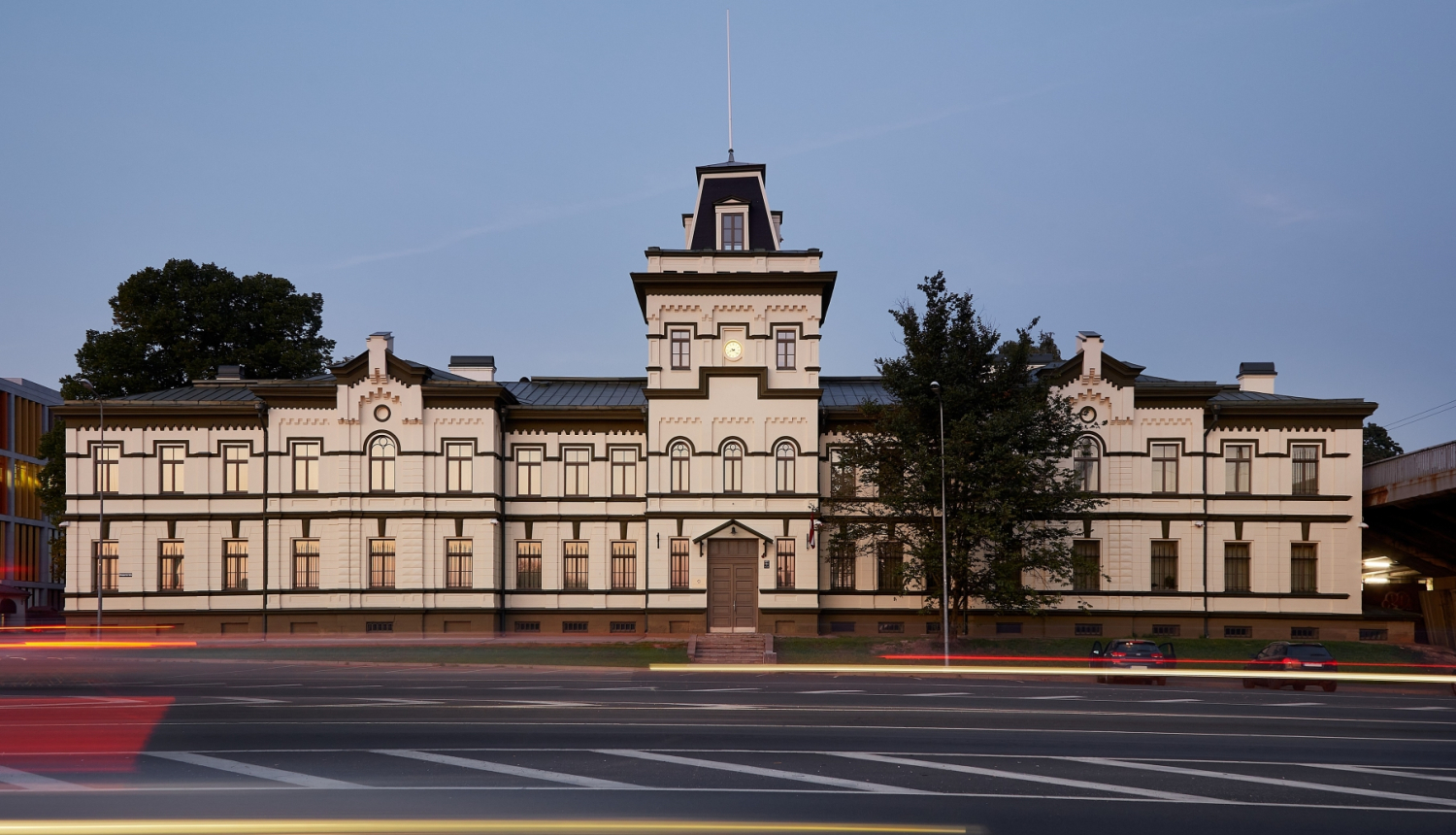 Fotogrāfija ar Iekšējās drošības biroja ēku 