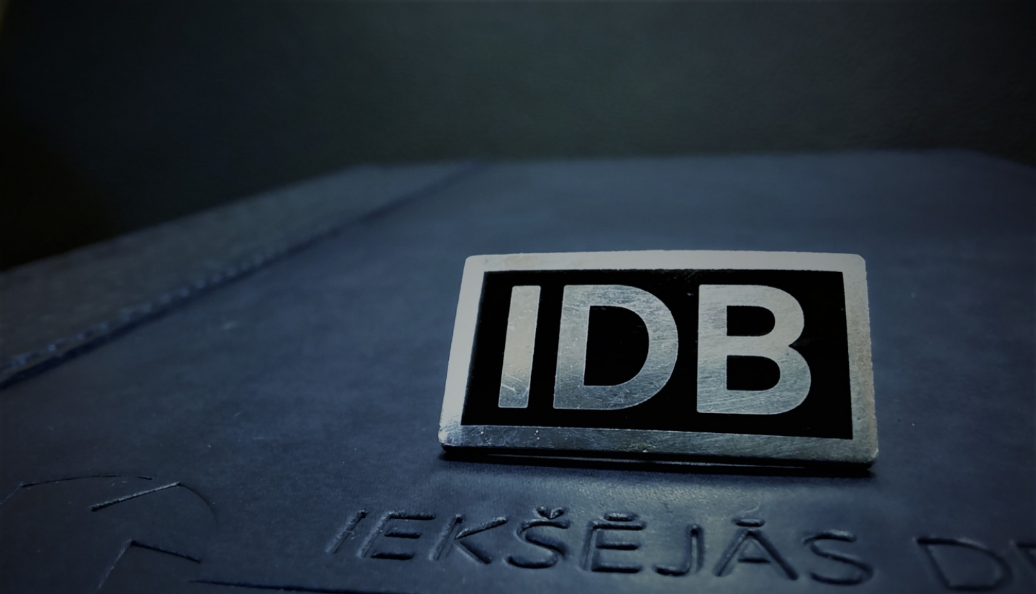 Attēls ar uzrakstu IDB