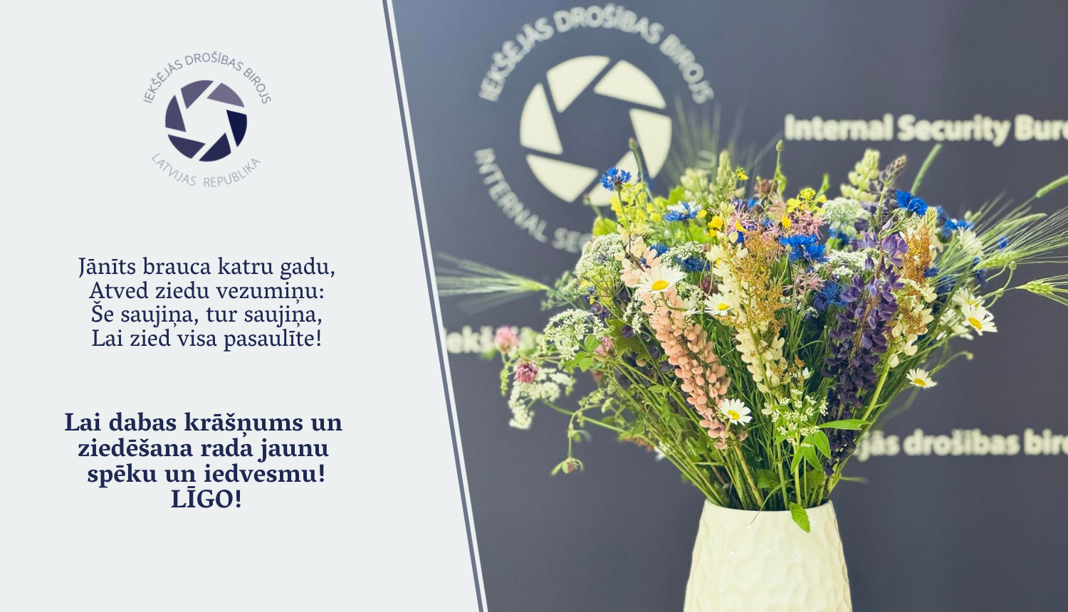 Apsveikums ar attēlu, kurā redzama ziedu vāze, taja iekšā krāšņi pļavas ziedi.