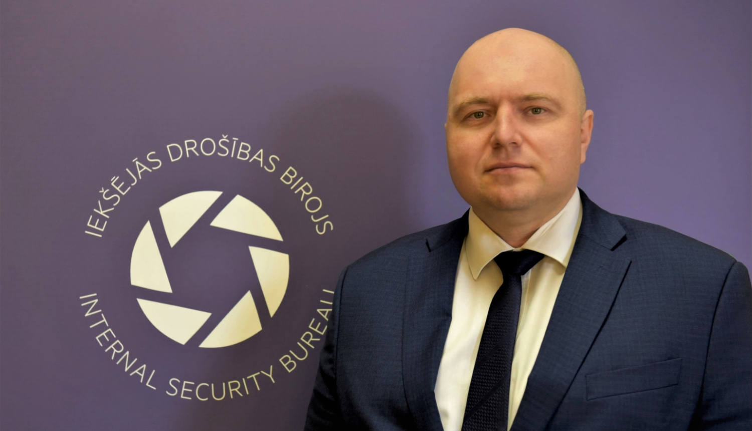 Igors Jaunrodziņš, fonā Iekšejās drošības biroja logo